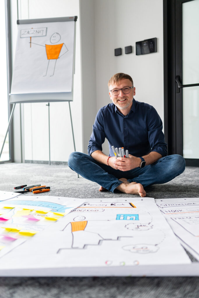 Wojciech Strózik planuje program szkolenia z budowania zespołu na flipcharcie