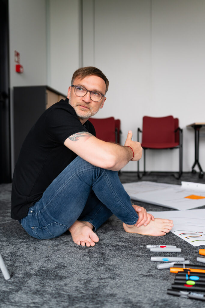 Wojciech Strózik po zakończonym ćwiczeniu warsztatowym w szkoleniu z komunikacji
