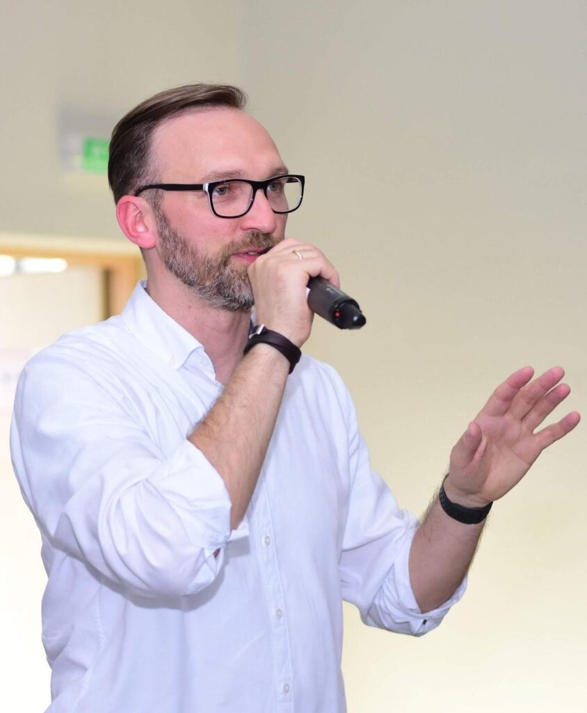 Wojciech Strózik podczas wystąpienia z mikrofonem