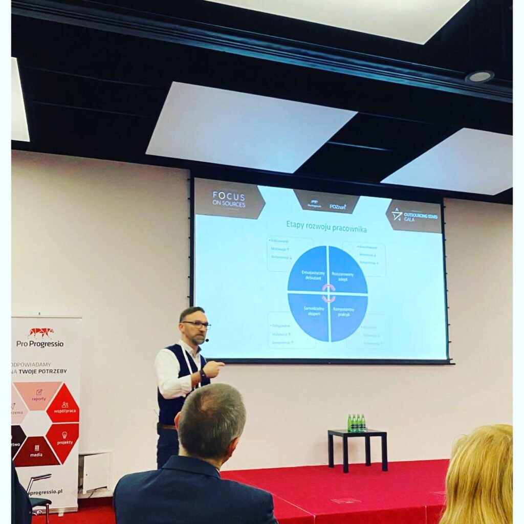 Wojciech Strózik podczas prelekcji o etapach rozwoju pracownika na wydarzeniu Pro Progressio