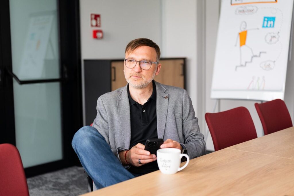 Wojciech Strózik, trener kompetencji miękkich, w sali szkoleniowej