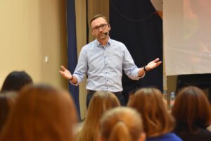 Wojciech Strózik prowadzi szkolenie z kompetencji miękkich dla zespołu firmowego