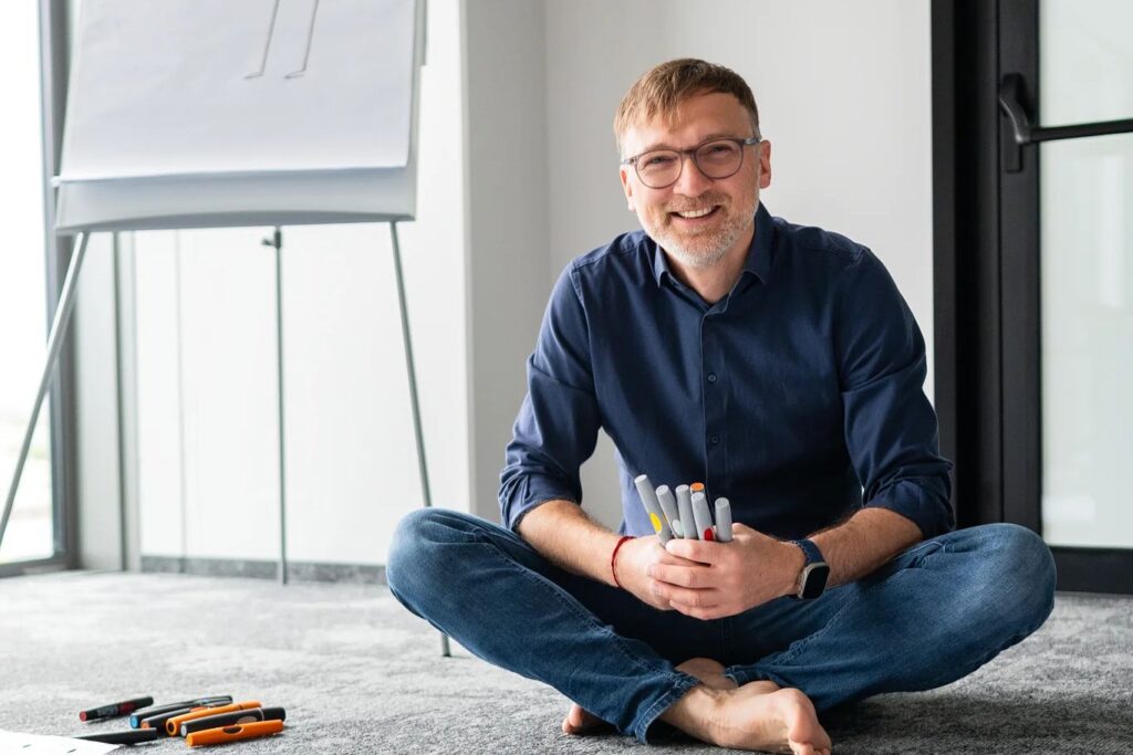 Wojciech Strózik, trener kompetencji miękkich, podczas warsztatu dla firmy
