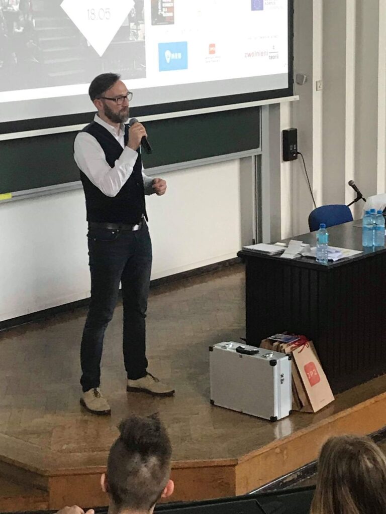 Wojciech Strózik przemawia do publiczności na konferencji